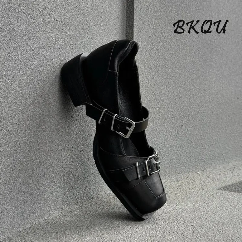 

BKQU Small Square Head Metal Buckle Decorative Single Shoes Female Autumn 2024 New Pig Nose Thick Heel Explosive Leather Shoes