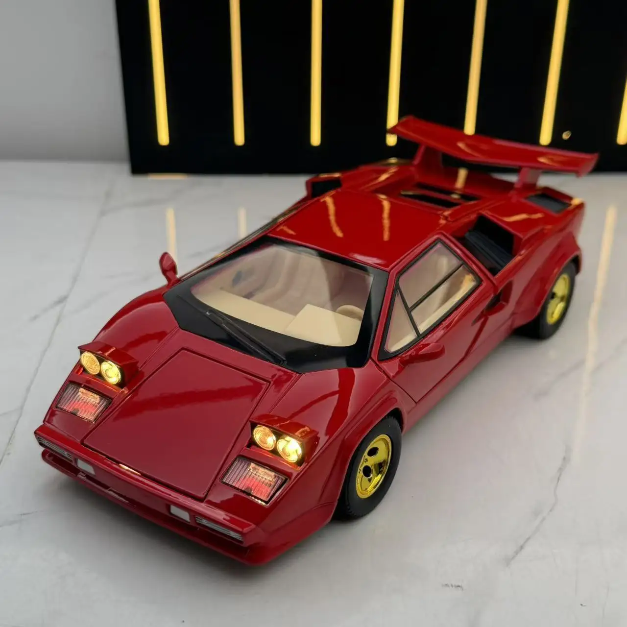 1:24 Countach LP500S Spray Mist Sound Light Effect Classic Car Model Desktop Ornament Collection Gift Toy