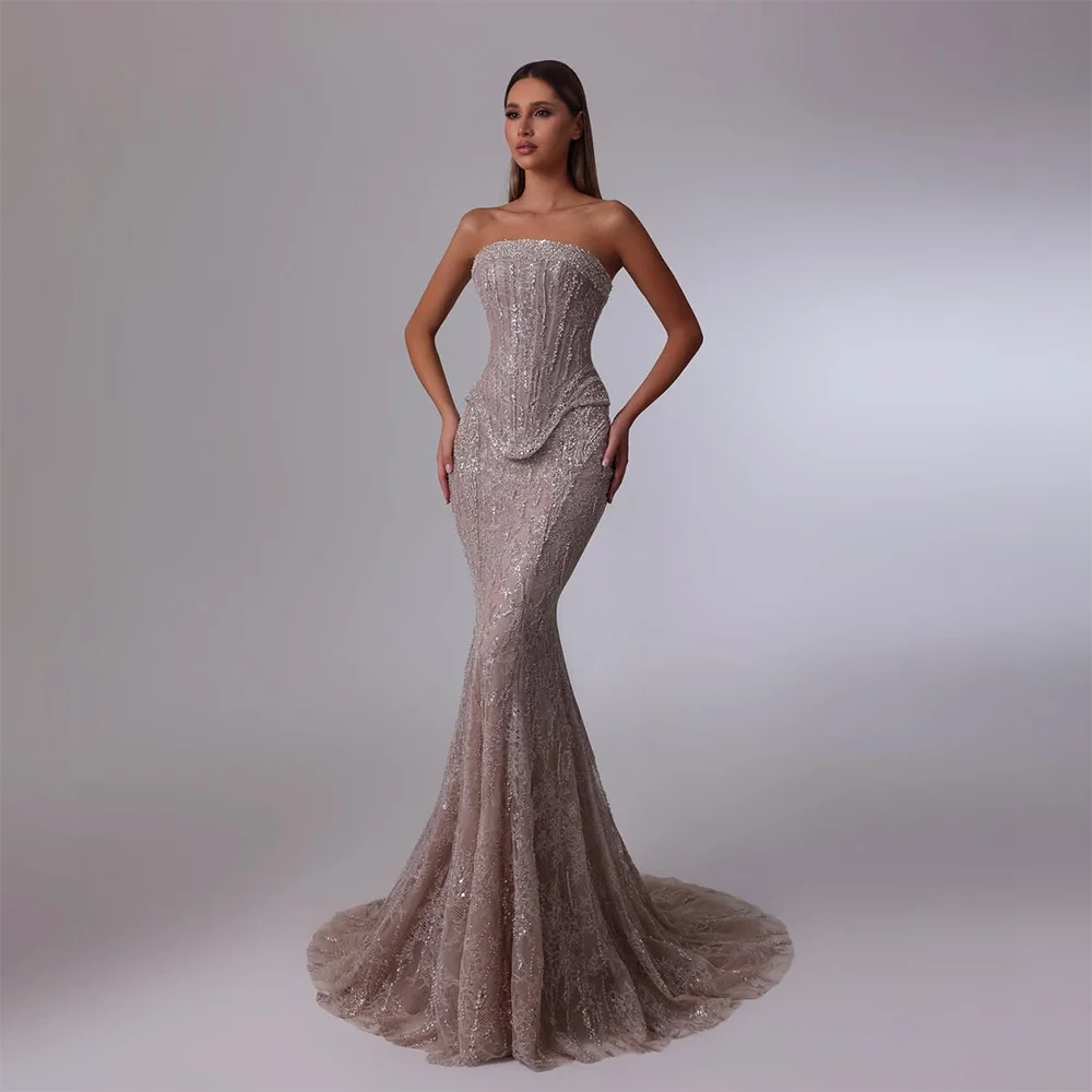 Luxuriöses Abendkleid für Dubai-Frau, individuell gestaltetes, trägerloses Spitzen-Meerjungfrau-Abschlussballkleid mit Kristallperlen und Sweep-Zug-Partykleid