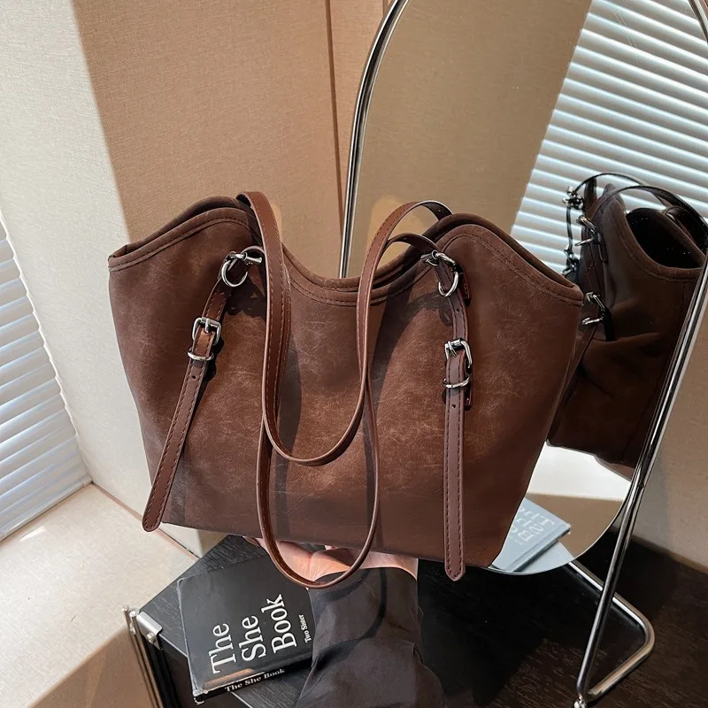 

Осень-зима 2025 года, новая большая вместительная сумка для женщин, винтажная модная простая пригородная сумка на плечо, дизайнерская роскошная дизайнерская сумка высокого качества