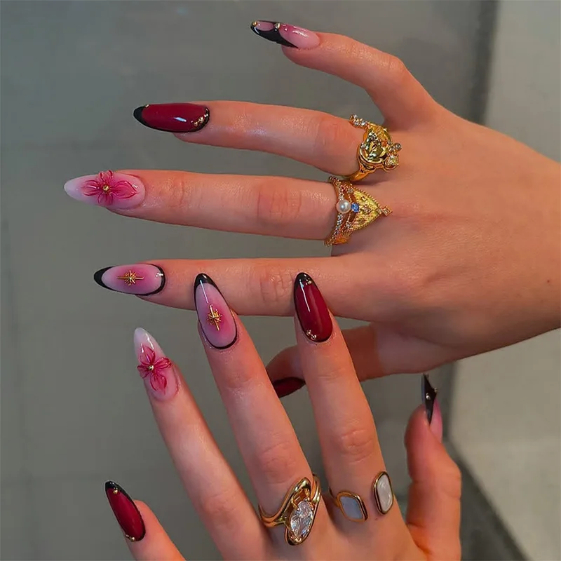 24 szt. Średniej długości sztucznych paznokci w kształcie migdała z kwiatami 3D, złote róże, sztuczne paznokcie z perłami, francuskie odpinane tipsy z pełnym pokryciem.