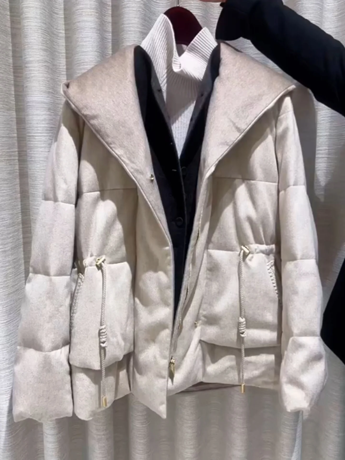   Estilingue feminino com capuz Jaet com cinto focado e calor na cor bege para a temporada de inverno com design de cintura alta