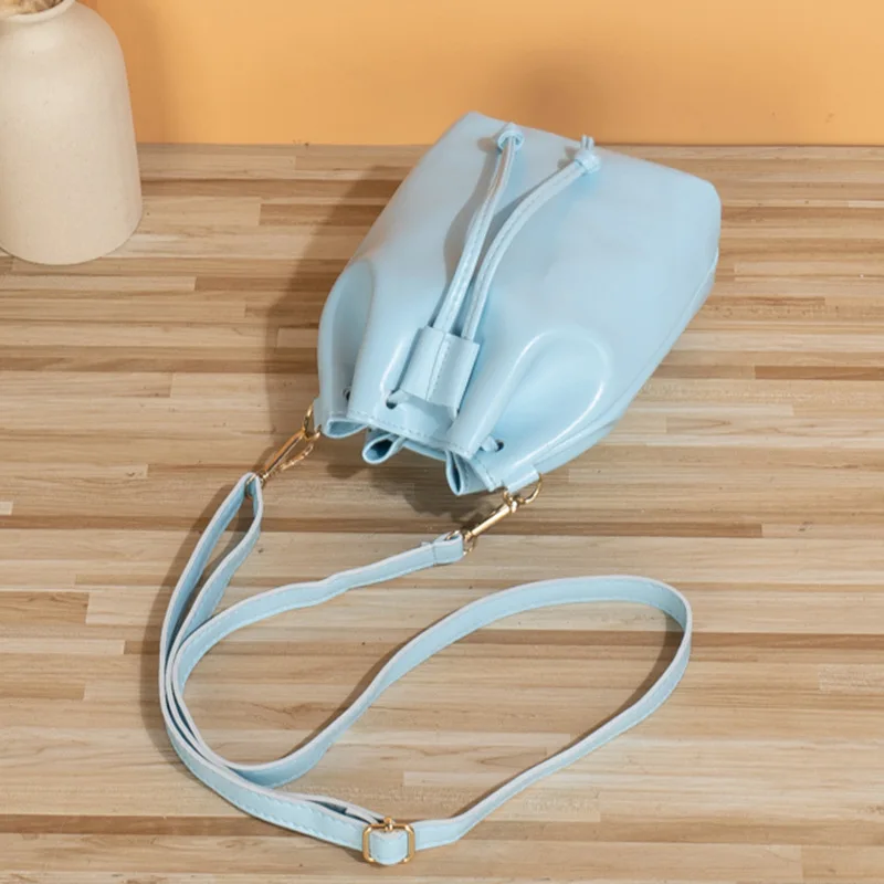 حقائب نسائية 2025 الاتجاه الجديد حقائب السيدات موضة بسيطة بلون سادة سعة كبيرة حقيبة دلو كروس بالجملة