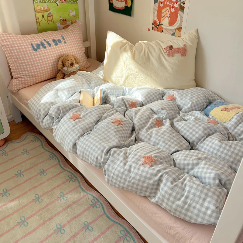 2025 جديد موسم الطالب غطاء لحاف منشفة مطرزة لينة 4 قطع مجموعة عارية النوم غسل القطن بلون مدقق الفراش