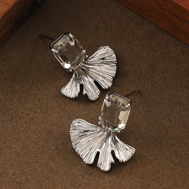

Fashionable sparkling square crystal glass ginkgo leaf earrings light luxury simple personalized earrings light luxury high-end