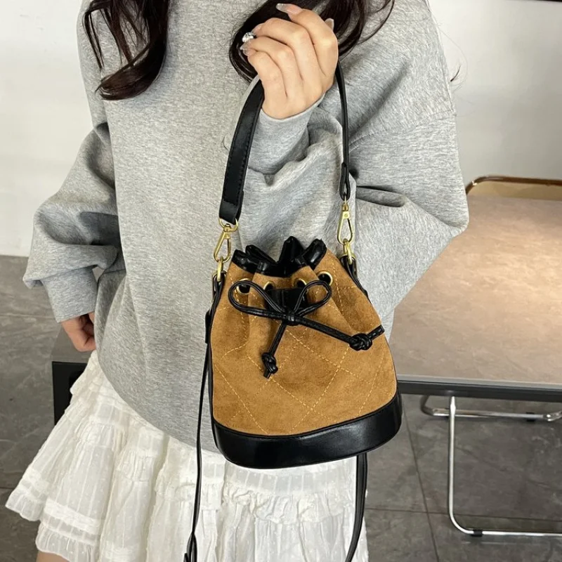 

Женская сумка через плечо премиум-класса, изготовленная из атласной кожи, легкая, мягкая, элитная, винтажная, в стиле Париж, повседневный вид ​