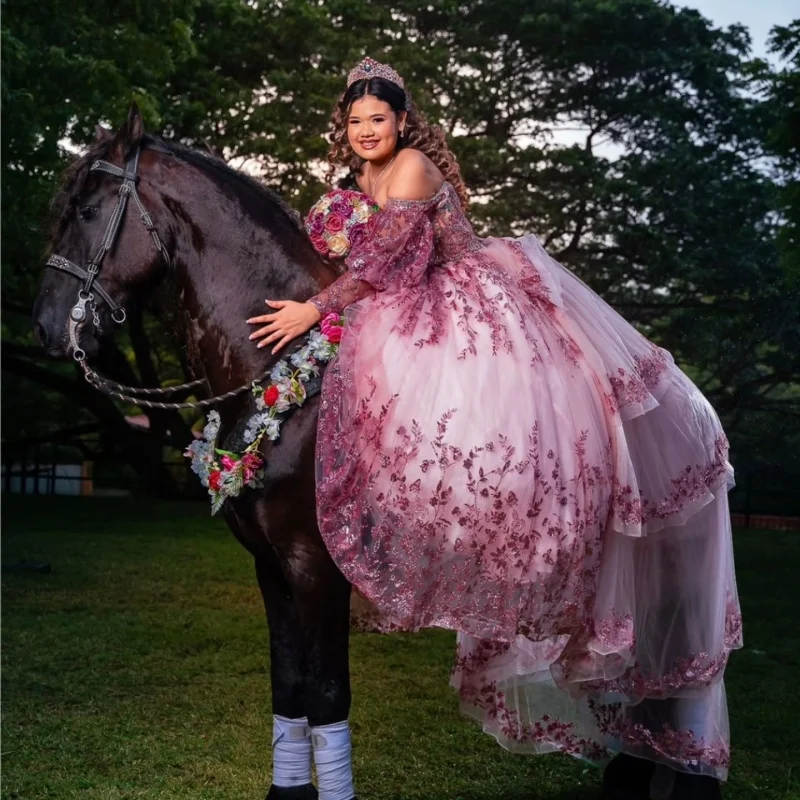Блестящее розовое платье Quinceanera с открытыми плечами по индивидуальному заказу, аппликация с блестками, хрустальный цветок, многослойное платье с бантом, платья de 15, Quinceanera