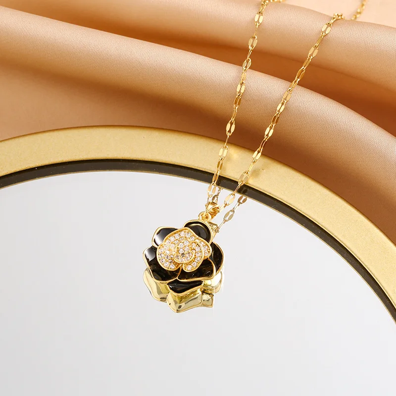 Camellia necklaces feature three-dimensional petals, fashionable clothing necklaces, and diamond-encrussed flowers