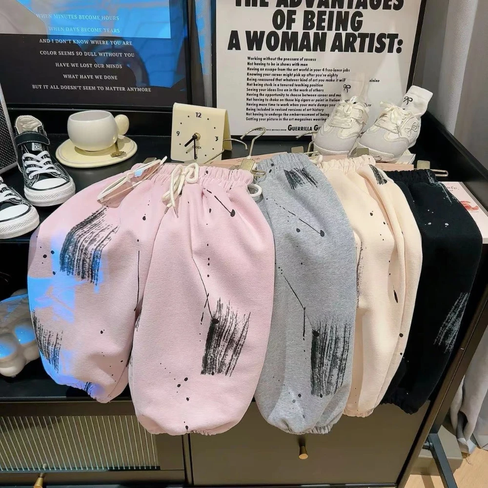 

Новинка осени 202, повседневные брюки с граффити для мальчиков и девочек, корейская версия, модные универсальные свободные брюки на шнурке для детей от 2 до 7 лет