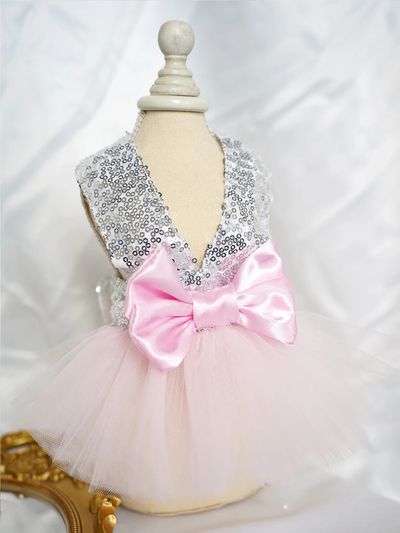 Fashion Sequins Dog Dresses for Small Dogs Bowknot Solid Wedding Dress Pet Clothes Elegant Cat Dress Mesh Pet Skirt Dog Clothes