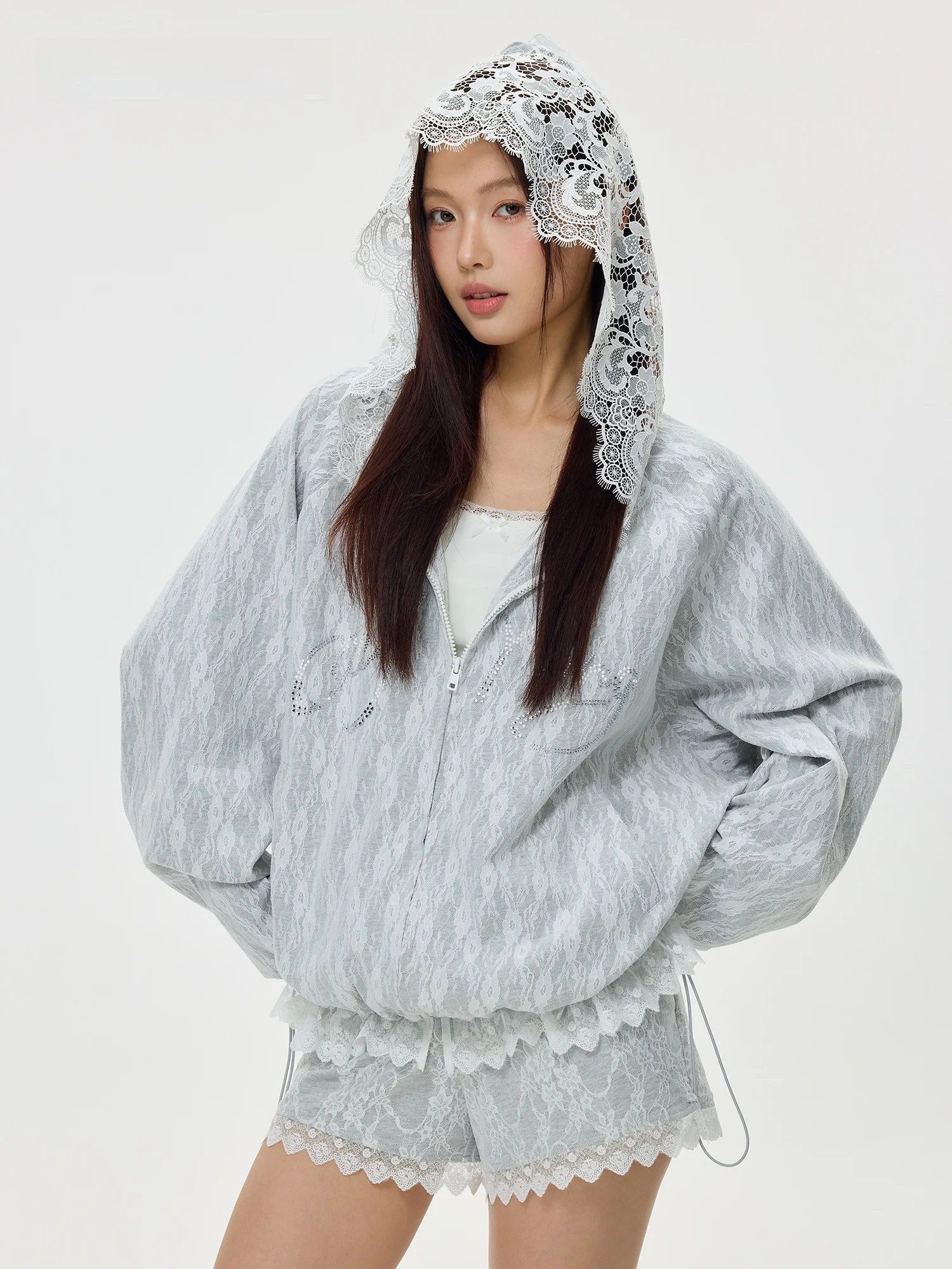 

Комплект OoofYang Весна 2026: Женский кружевной костюм с бриллиантовым декором, худи с длинными рукавами и шорты, свободный крой, модный комплект из двух предметов