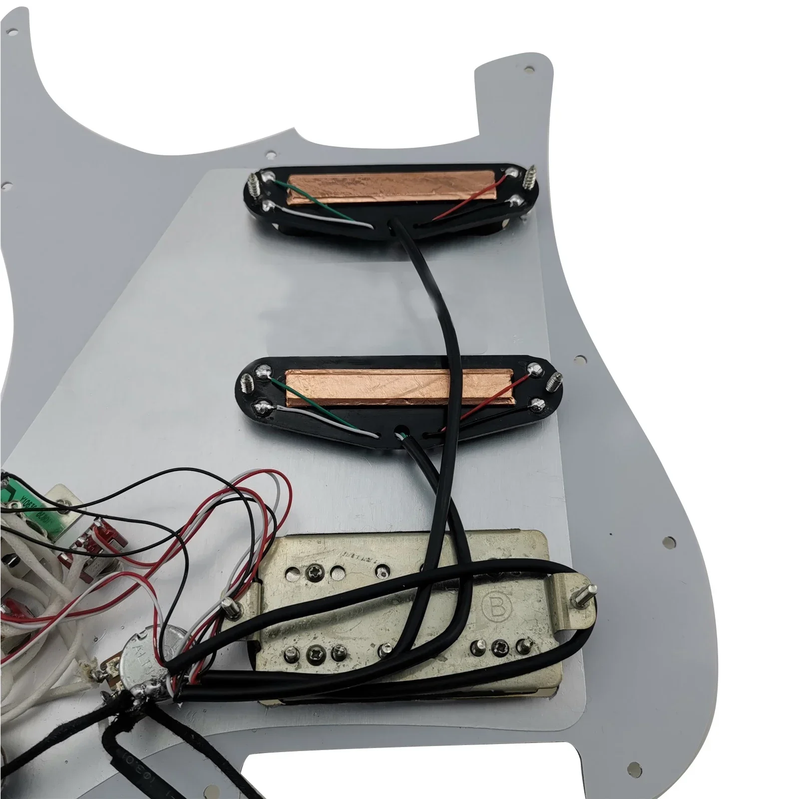 لاقط الجيتار الأسود سلكي مسبقًا Pickguard الأسلاك الغيتار ألنيكو الخامس هامبوكر بيك اب مجموعة ميزات قطع واحدة 18 نغمة مختلفة