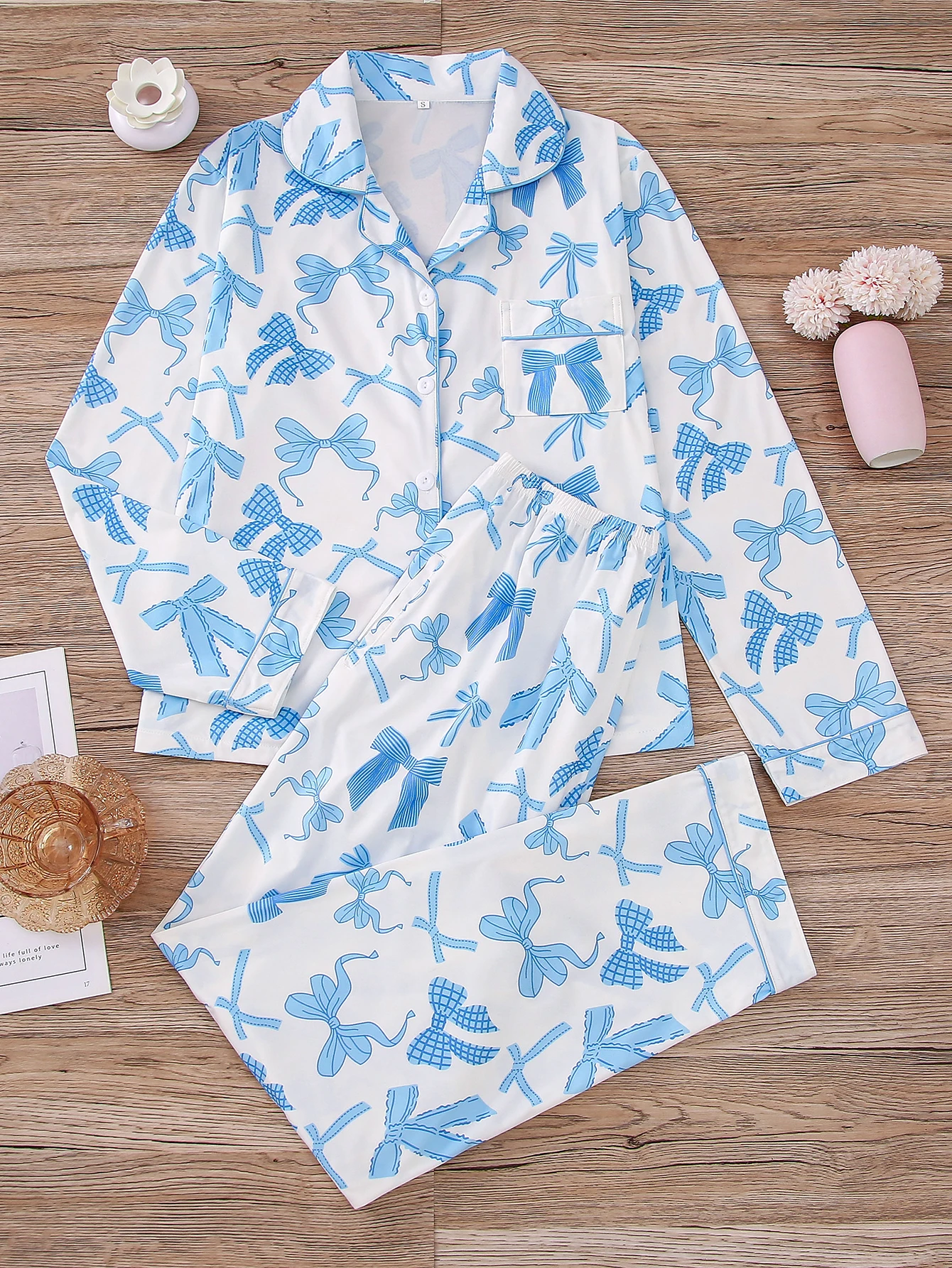 

Женская пижама с бантом можно носить на улице, воротник на пуговицах, длинные рукава и свободные эластичные брюки, женская домашняя одежда