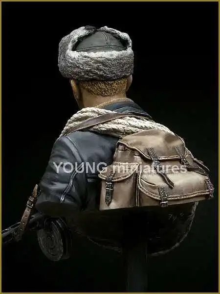 Soviet soldiers in World War II Collectible Unassembled Sculpture for Hobbyists