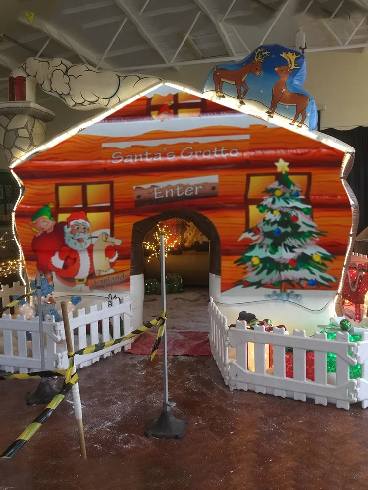 빠른 공기 배송, 축제 장식을 위한 4x3m PVC 상업용 풍선 산타 그로토 크리스마스 하우스 캐빈 하우스