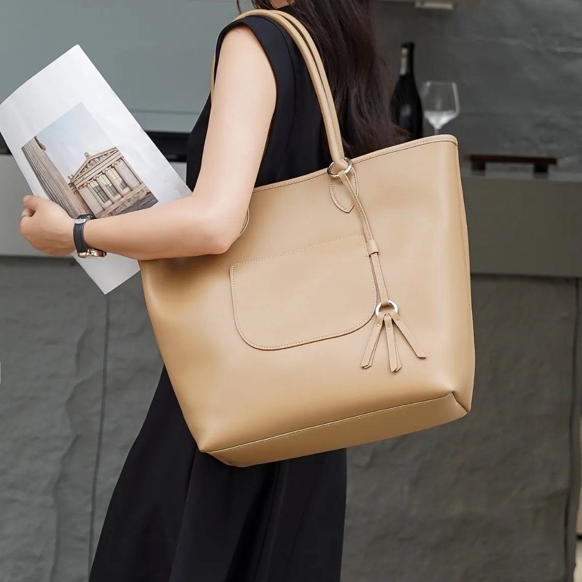 

Новинка 2025 года, повседневная универсальная большая сумка из воловьей кожи, корзина для овощей, большая вместительная пляжная портативная сумка через плечо для женщин