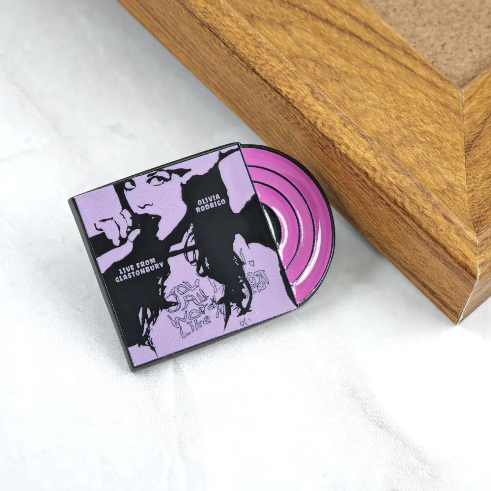 Olivia Rodrigo Brosche Lila Vinyl-Schallplatte Metall-Abzeichen Live From Glastonbury Emaille-Pin Pop-Musik-Fan-Geschenk Kleidungszubehör – Detail 7