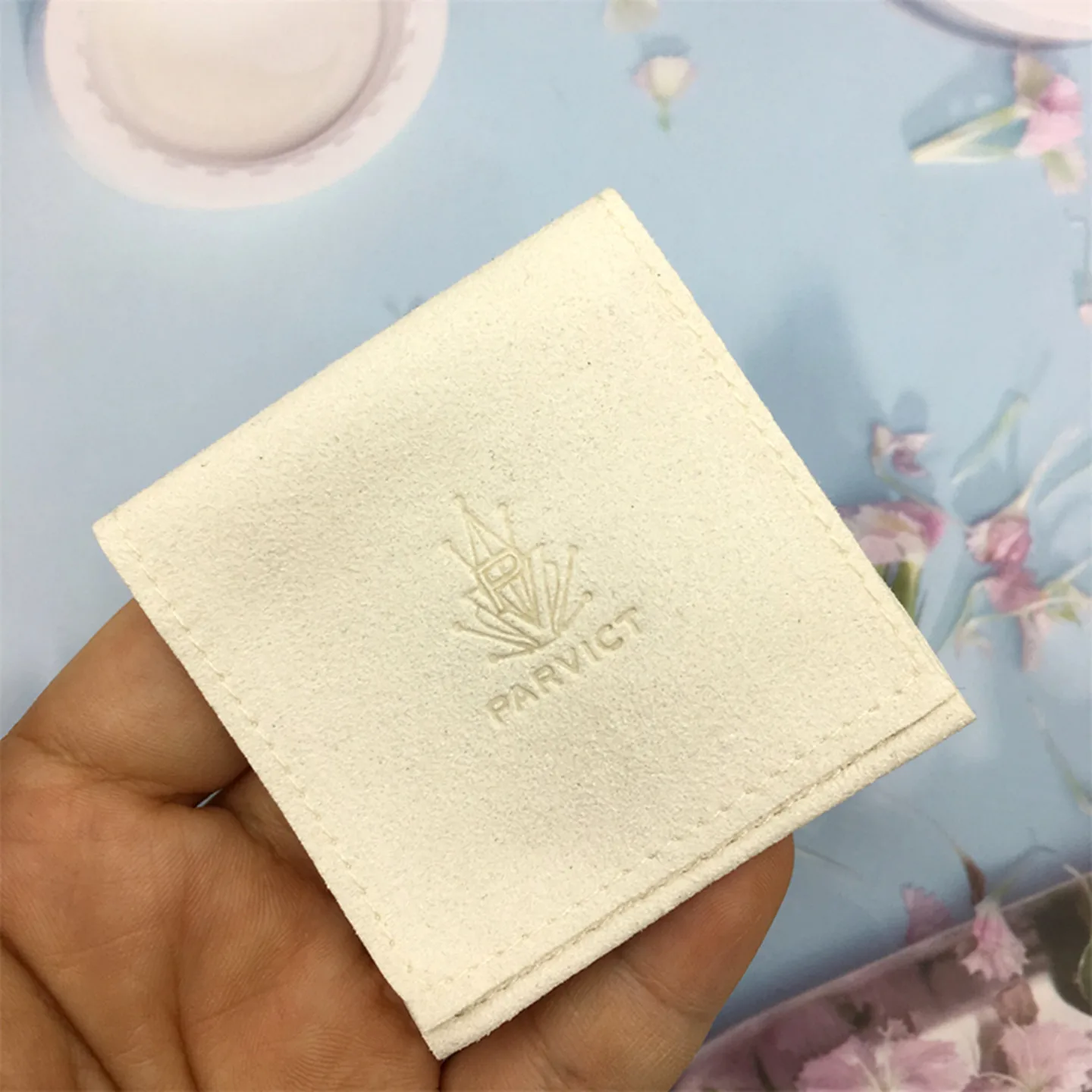 50pcs SHEEPSEW Microfiber Jewellery Envelope Pouches Custom Deboss Logo Multi Colors Jewelry Packaging Bag For Bridesmaid