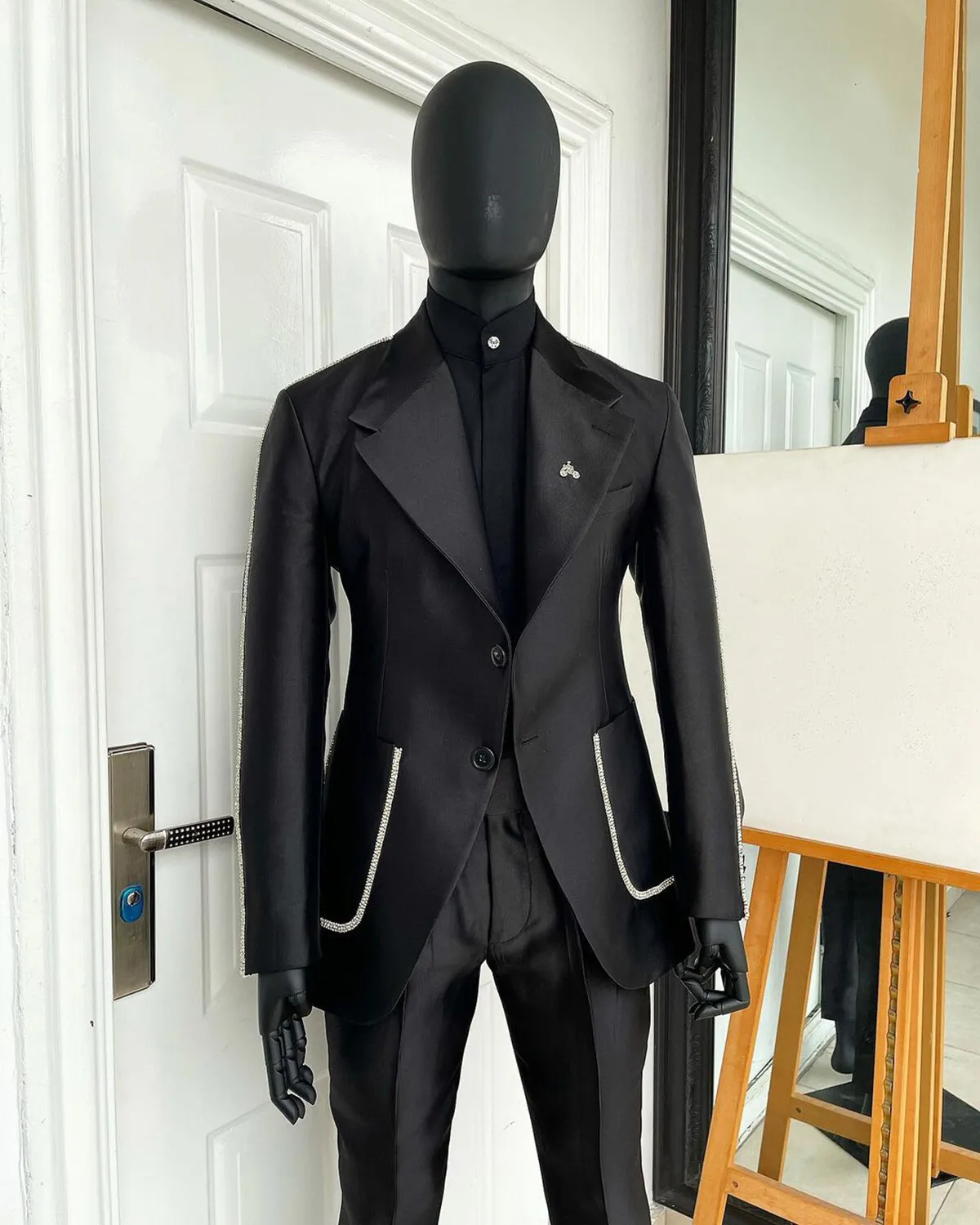 Eleganckie garnitury ślubne dla pana młodego z klapami w szpic, jednorzędowe smokingi, 2-częściowe (marynarka i spodnie), na imprezę, studniówkę, szyte na miarę.