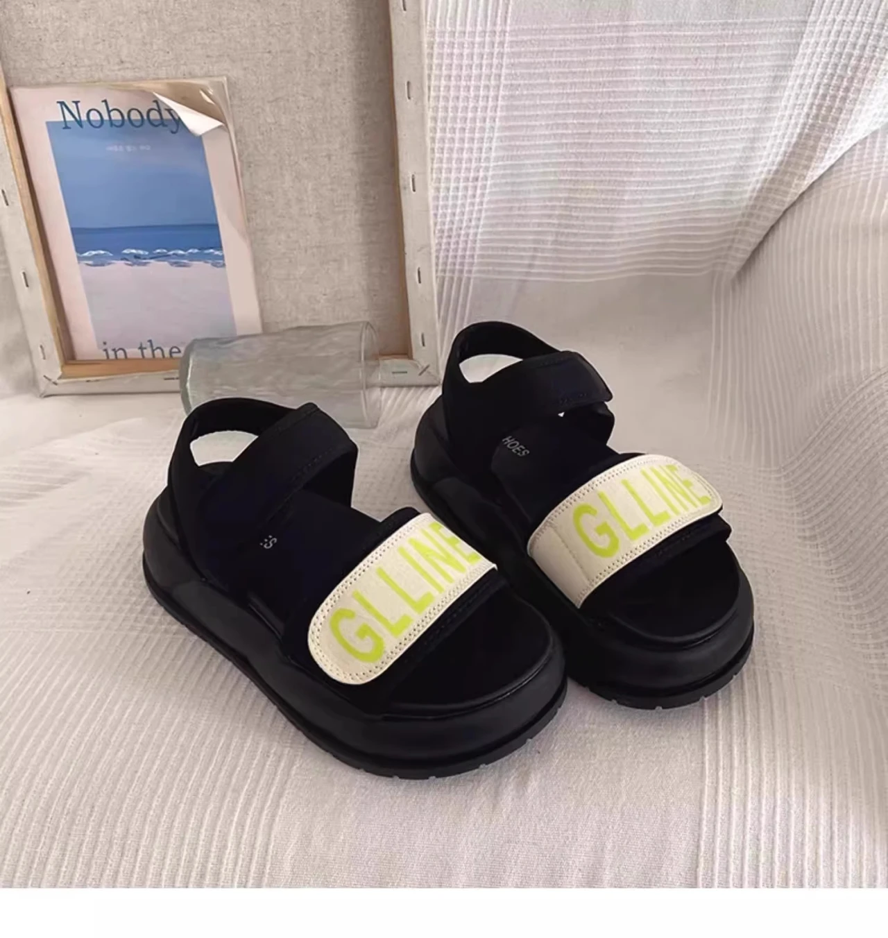 

Спортивные босоножки на толстой подошве для женщин, которые можно носить в качестве верхней одежды с юбками летом, новые универсальные римские туфли во Франции 2023 года.