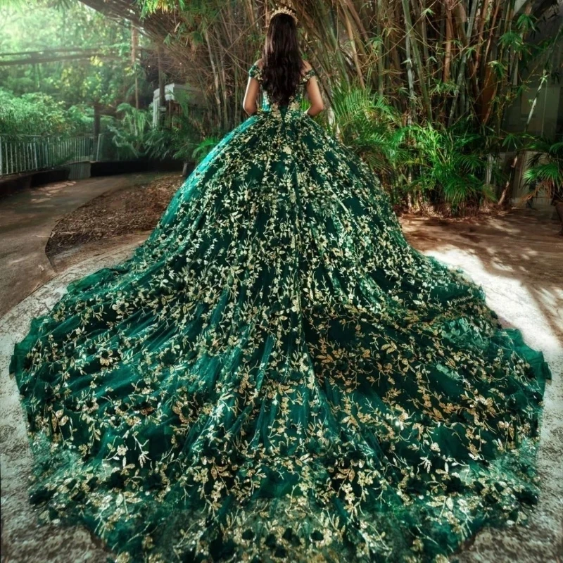 

Sparkle Emerald Green Beaded Quinceanera Dresses Gold Appliques Lace Sequined Ball Gowns Off the Shoulder Vestido De 15 Años