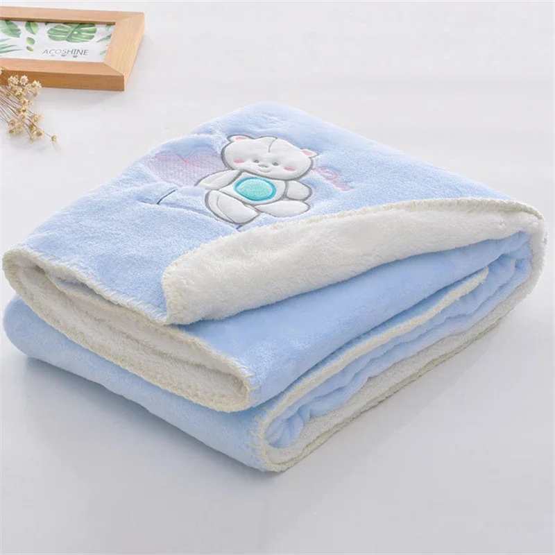 Coperte per neonati Neonato Cartone animato Orso Ricamo Flanella Coperta per bambini Swaddle Wrap Copertura per passeggino per bambini Coperta per bambini Trapunta da letto