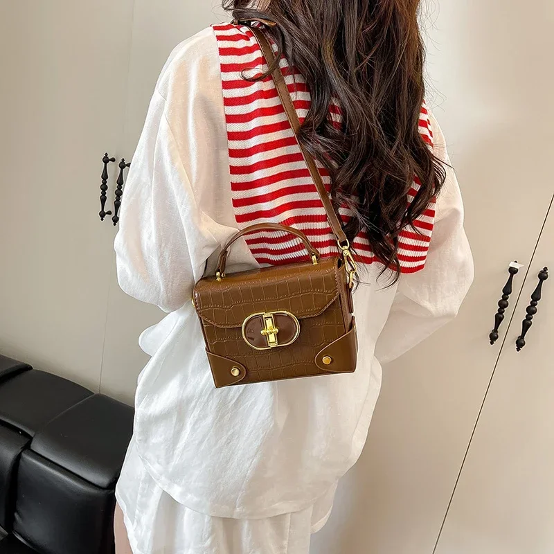 

Изысканная минималистичная кожаная сумка через плечо, винтажная квадратная сумка с дизайнерским буквенным логотипом для модных женщин