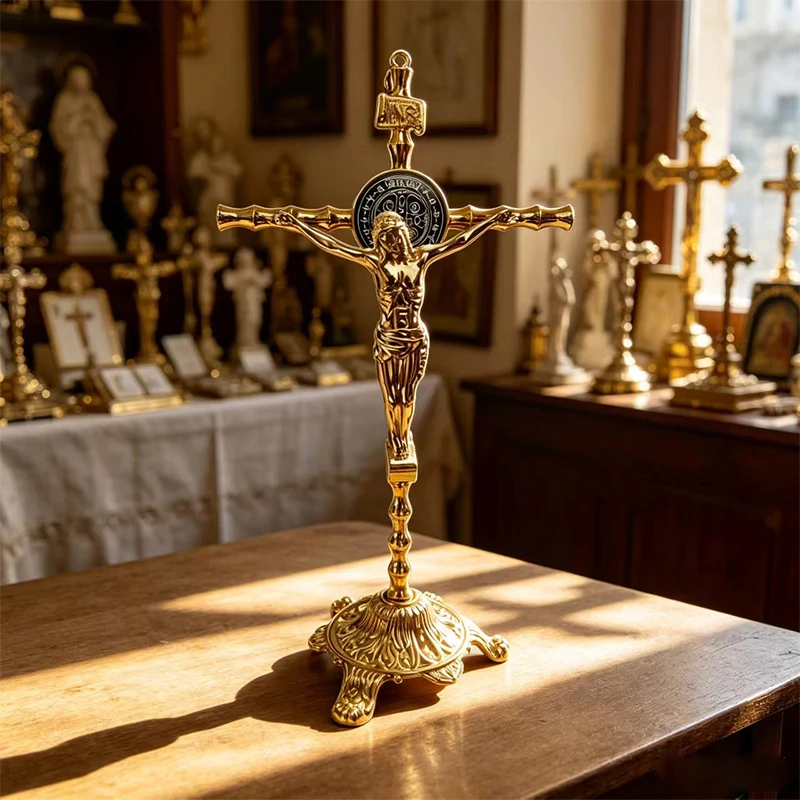 Crucifix sur pied plaqué or avec médaille Saint Benoît pour l'autel domestique chrétien, la prière et la décoration religieuse de bureau