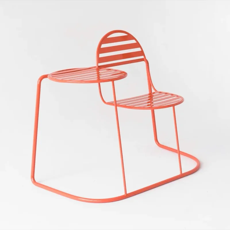 Mesas e cadeiras de uma peça, cadeiras de ferro forjado na base de acampamento do parque