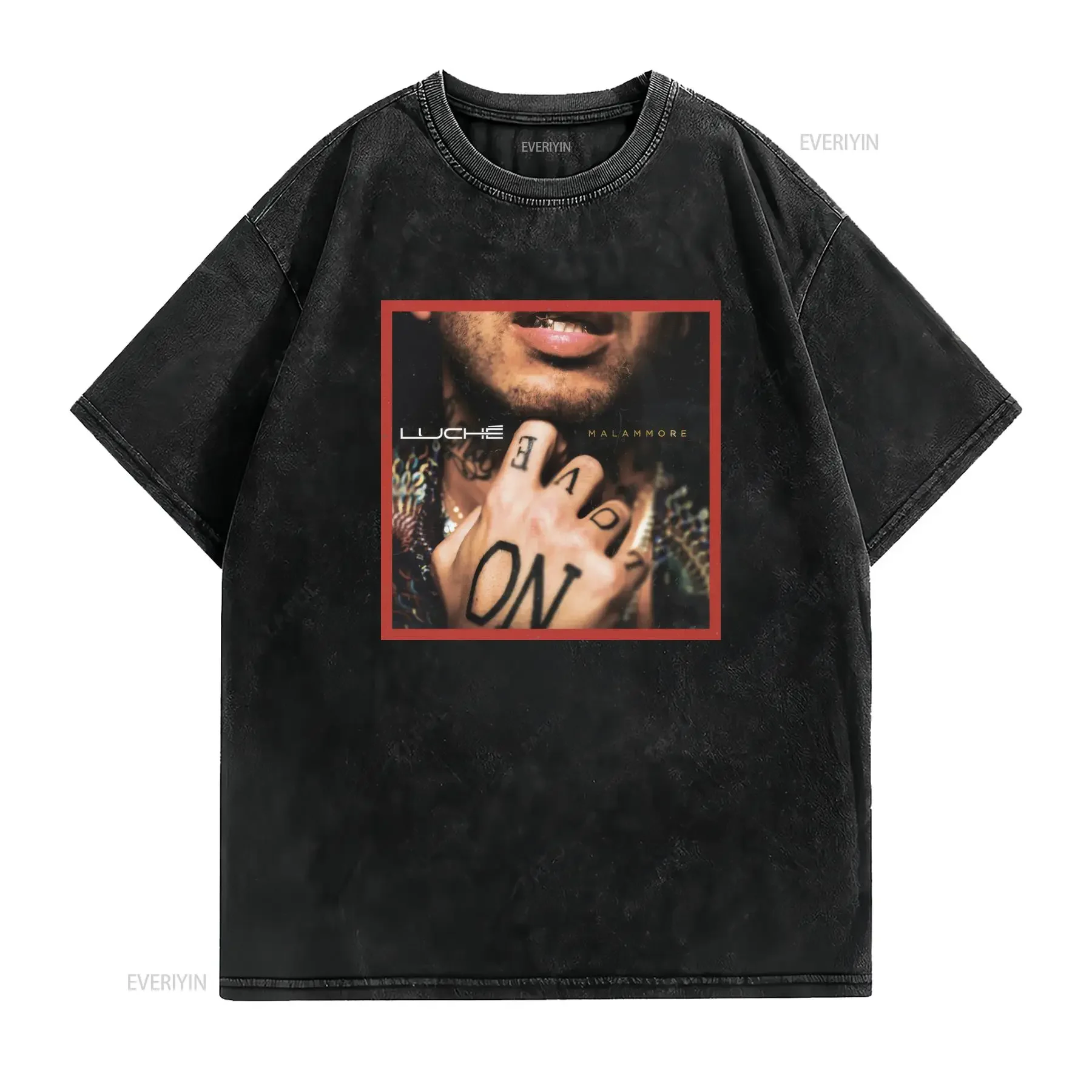Maglietta Luche Band Hip Hop Album Malamore 2025 Nero con Stampa Rossa e Bianca in Evidenza Taglio Regolare Collo Tondo Casual