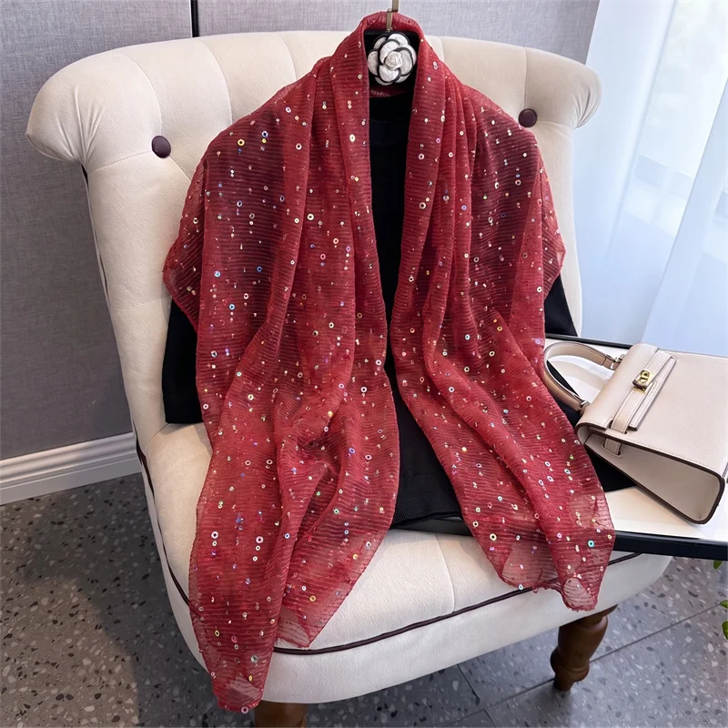 Burgunderroter Polyester-Hijab mit irisierenden Pailletten, glitzernder Crinkle-Kopftuch-Schal, schimmernder muslimischer Wickelschal für Hochzeiten, Partys und formelle Anlässe – Detail 4