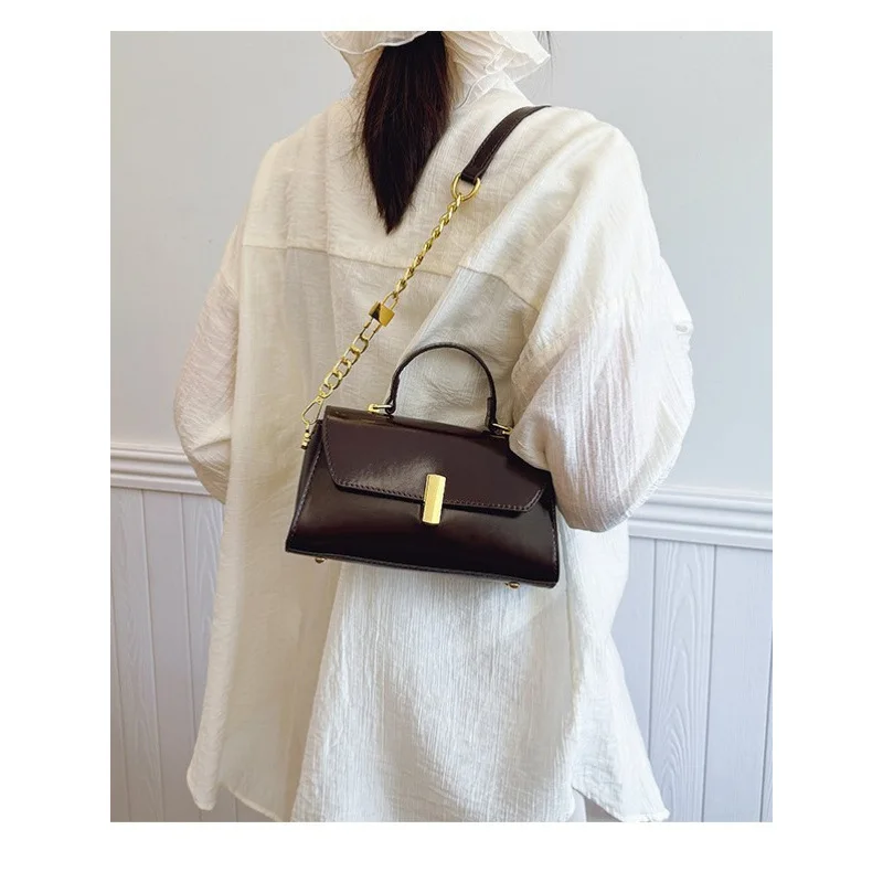 

Новинка 2023 года, женская маленькая квадратная сумка на плечо, легкая сумка через плечо с несколькими карманами, повседневная шикарная эстетичная сумка для повседневного использования ​