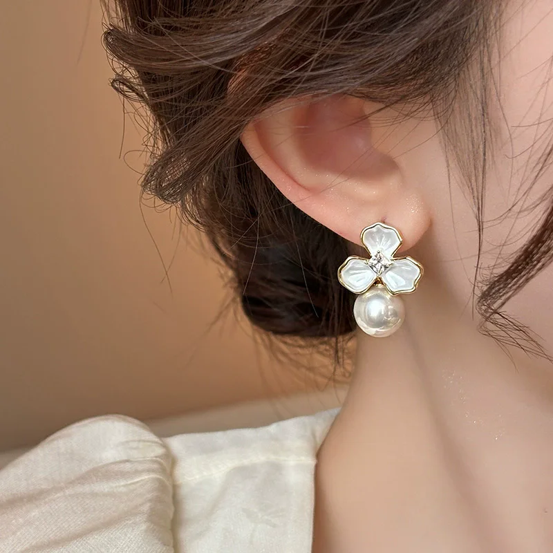 Elegant White Flower Drop Earrings Inlay Rhombus Rhinestones Charms Imitation Pearl Dangle Earrings Trendy Jewelry for Women