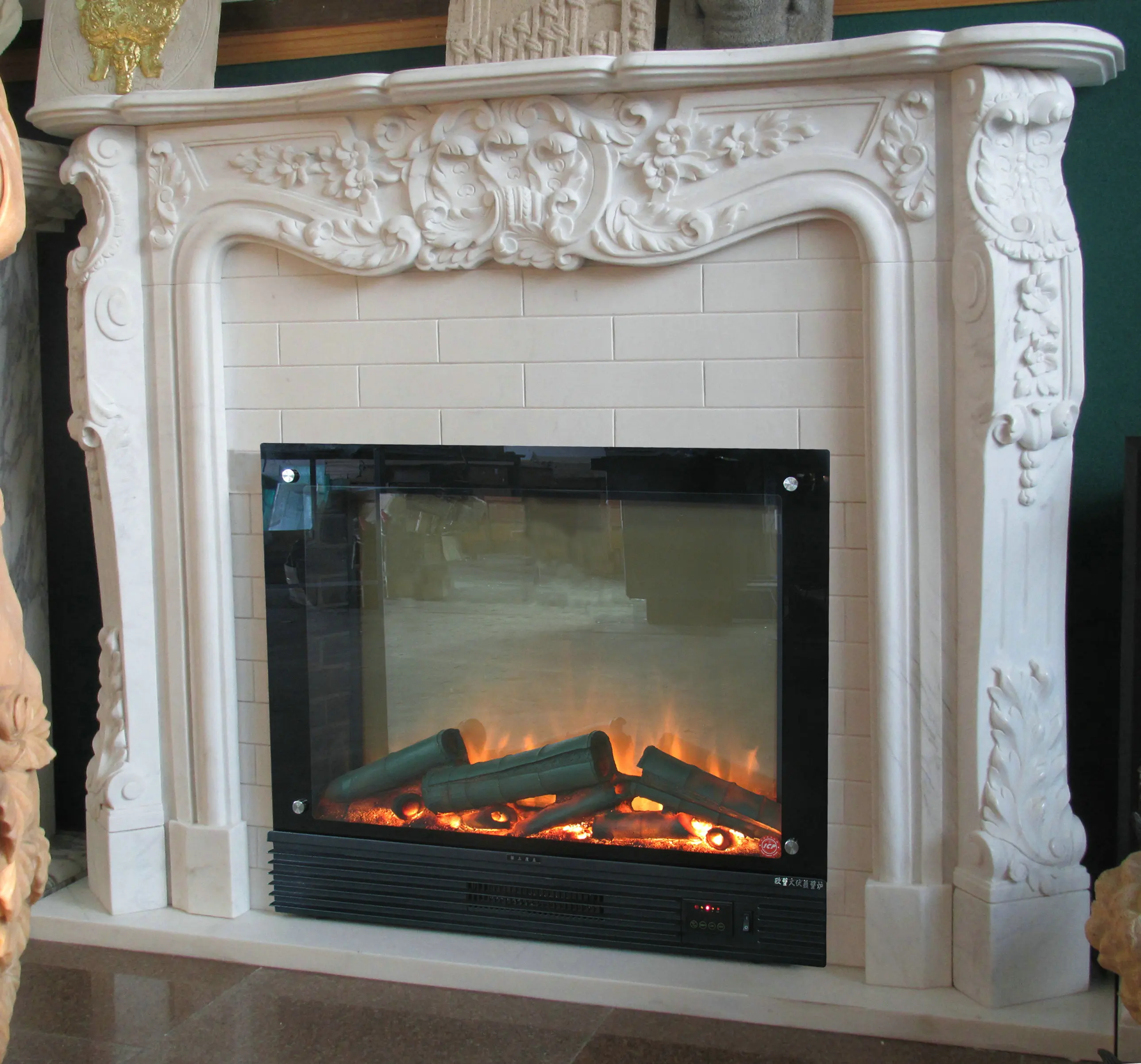 Bequemer Wohnraum mit einem gemütlichen Kamin