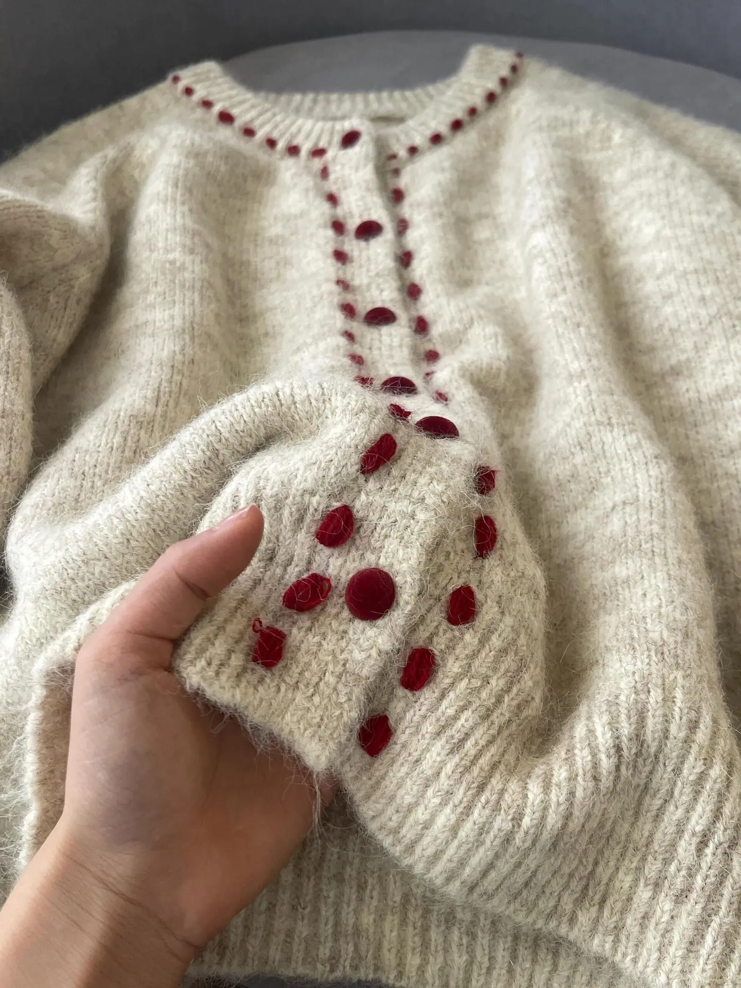 French retro soft and sticky knitted sweater for women in autumn and winter 2025  loose autumn and winter casual jacket