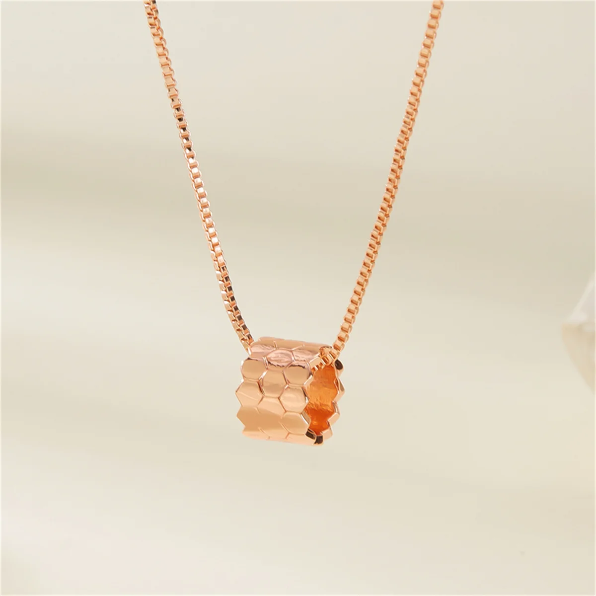 Classic Luxury Trendy Bee Honeycomb Shaped Pendant Necklace For Women Cute Zircon Animal Bee Choker Clavicle Chain Party Jewelry