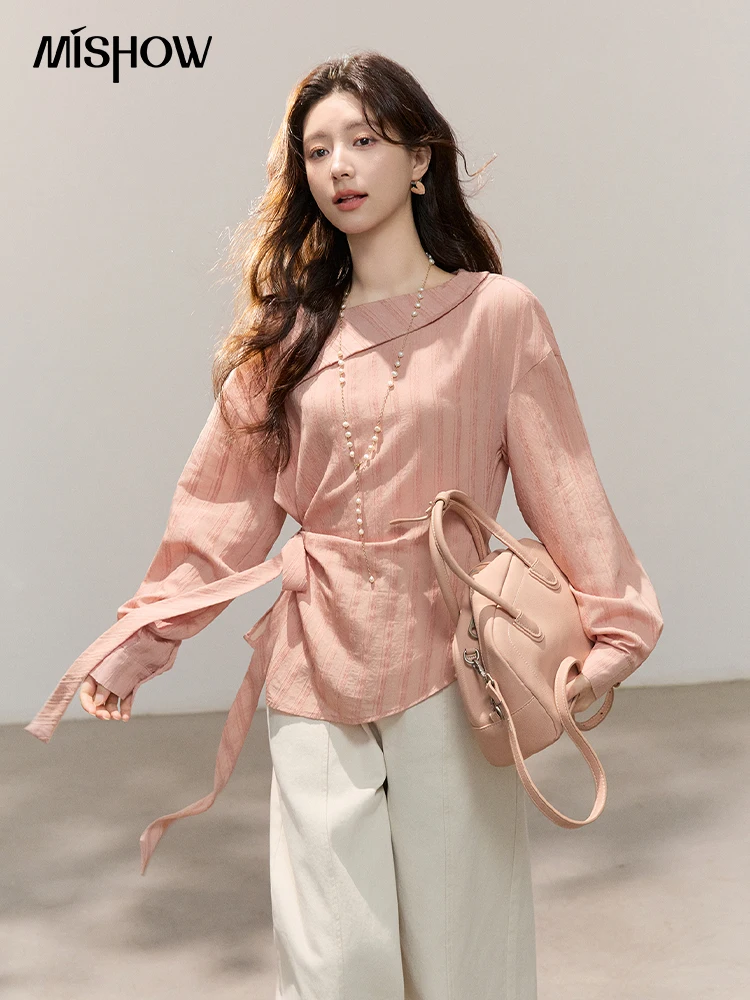 

Женская блузка MISHOW с асимметричным кроем и шнуровкой, розовая, фактурная, весна 2026, с регулируемым поясом и спущенными рукавами, модель MXF14X2544