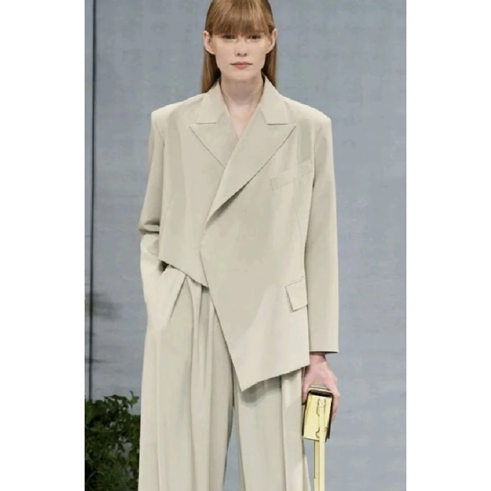 

Асимметричный блейзер с диагональной планкой и брюки цвета светло-бежевый (априкос), комплект из 2 предметов, свободный крой, для офиса и повседневной носки