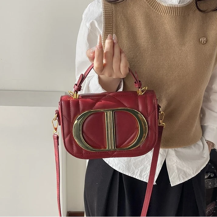 

Элегантная классическая сумка-кроссбоди с текстурной отделкой и логотипом, также идеально подходит как стильная и вместительная сумка для подгузников для поездок на работу.