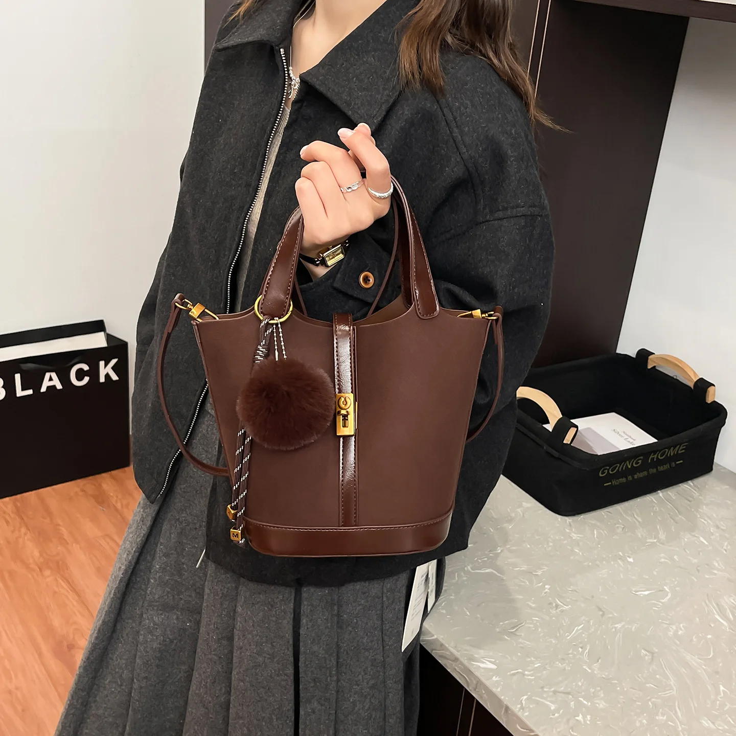 

Ручная сумка-ведро с матовым темпераментом в стиле ретро, женская сумка-ведро 2026, новая модная универсальная сумка через плечо для пригородных поездок