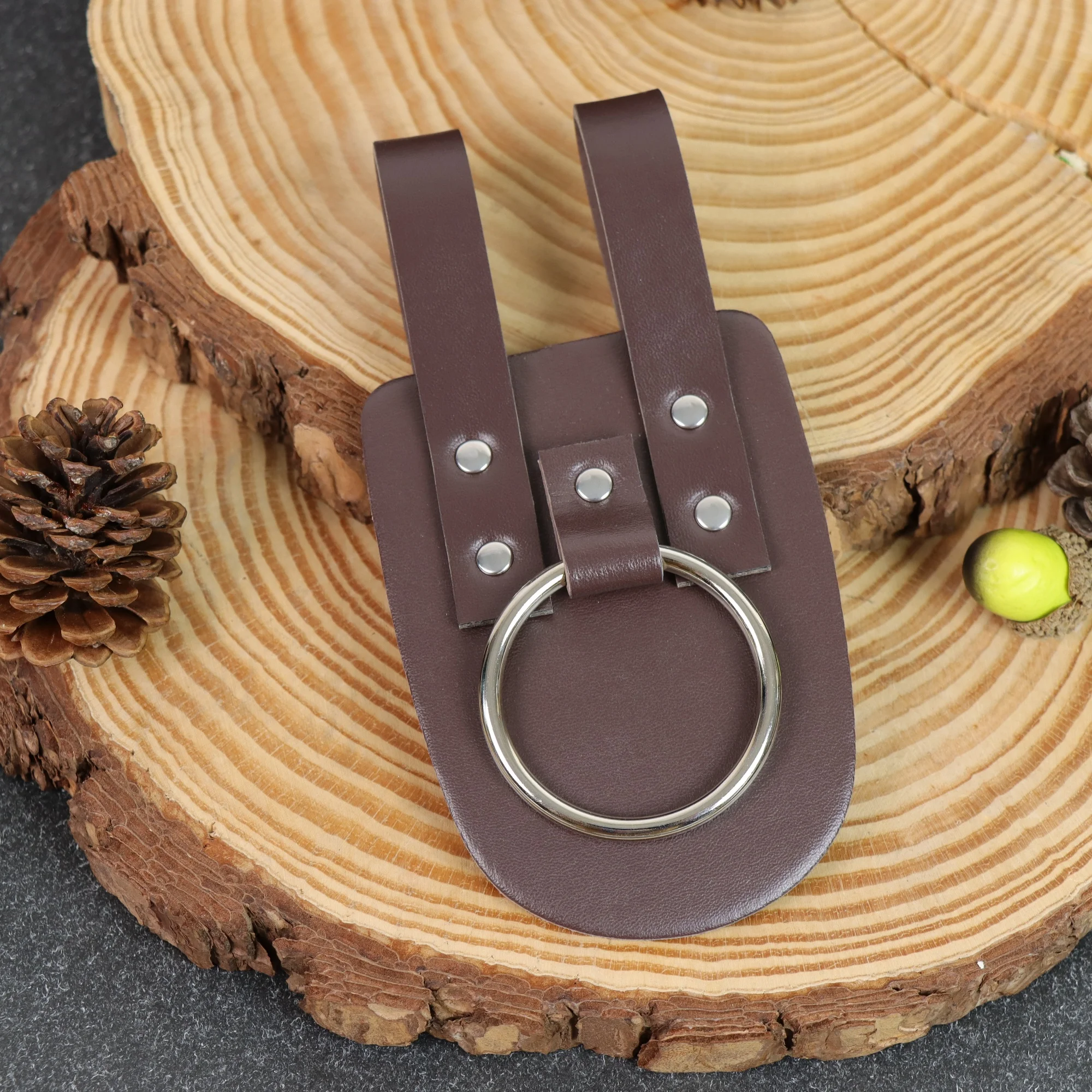 Medieval Fantasy VIKING NORSEMAN Soporte de eje de cuero marrón Rana con anillo, soporte de cintura para hachas
