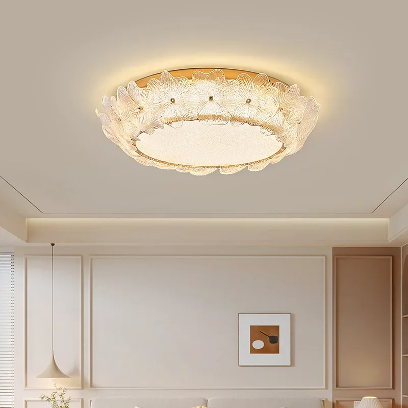 クリーム色の風の花びらが温かみのあるプリンセスルームの天井照明、フレンチロマンティッククリスタルフラワーラウンドライト、豪華なマスターベッドルームの天井照明