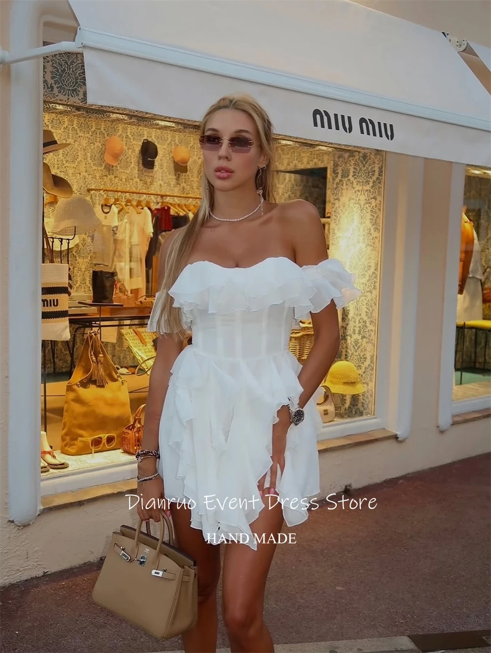 เดียนรัว ชุดราตรีสีขาวเปิดไหล่ ชายกระโปรงระบาย ทรงเอไลน์ ผ้าชีฟอง ชุดราตรีจับจีบ ดีไซน์ทันสมัย แบบดารา สามารถสั่งตัดได้