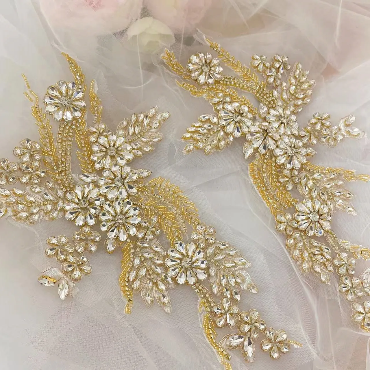 4-farbige handgenähte Glas-Strassblumen, funkelnde Strass-Applikationen für Mäntel, Taillenbänder, Schultern, Hochzeitskleider, DIY-Applikation. 1 Paar. – Detail 6