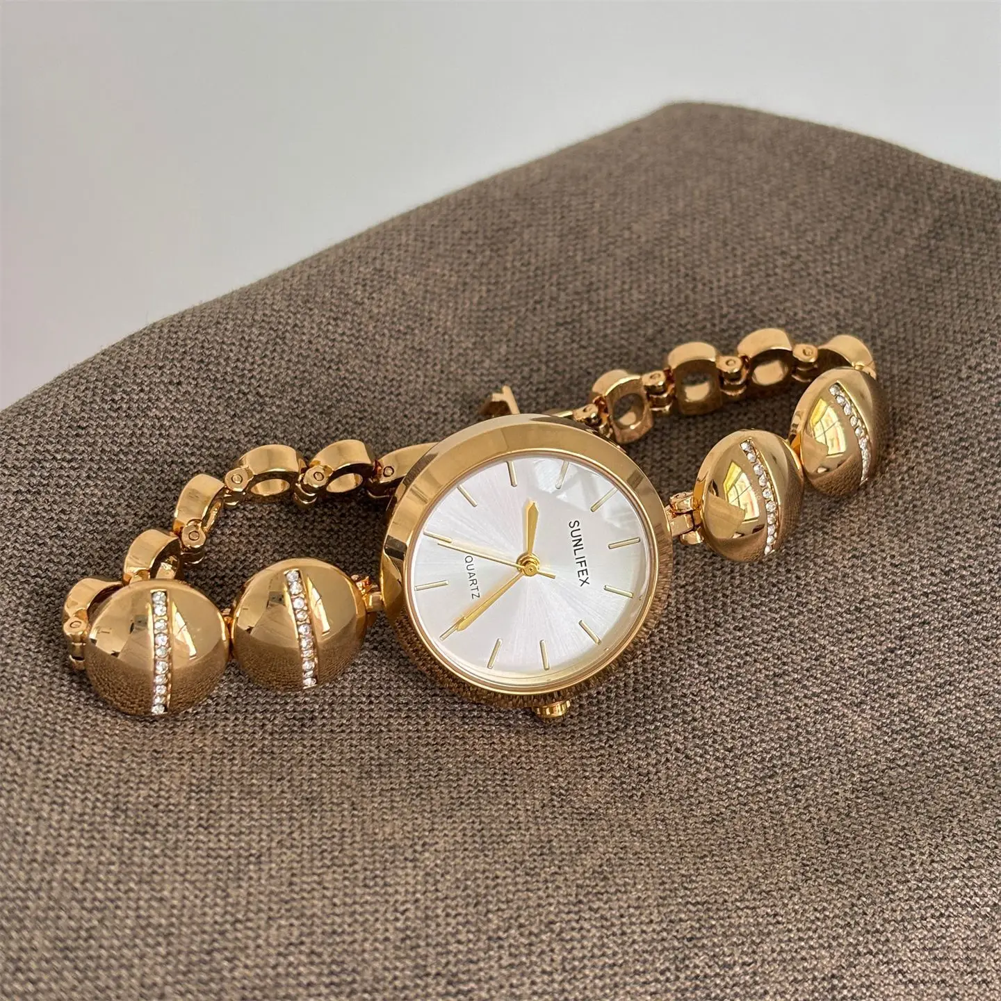 นาฬิกาข้อมือผู้หญิง SUNLIFEX สีทองเงิน หน้าปัดกลม นาฬิกาควอตซ์ ประดับเพชรเทียม สายแบบกำไลข้อมือ relogio feminino
