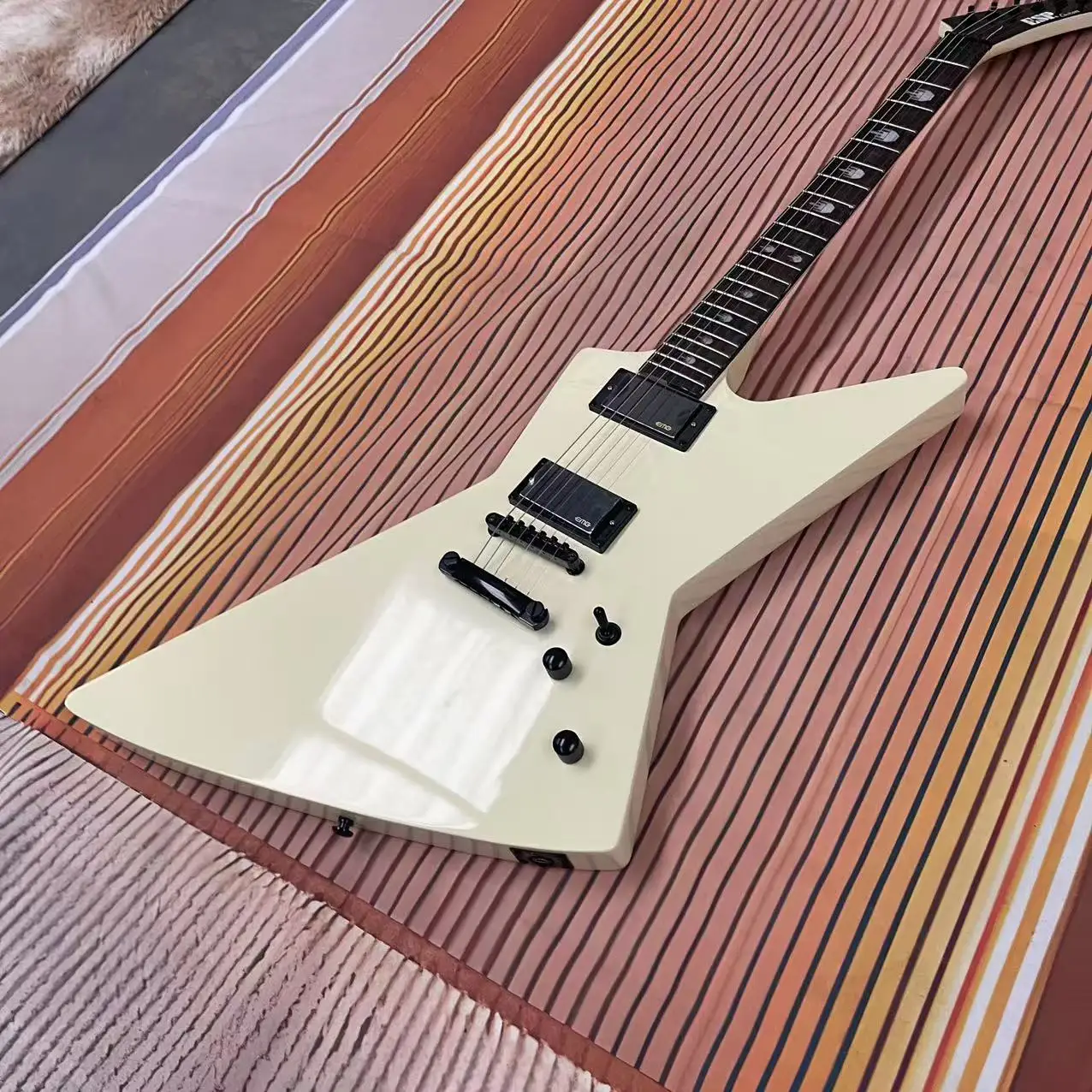 Guitarra eléctrica Alien milk white de 6 acordes con incrustaciones de diapasón de Buda, imagen real de fábrica, en stock