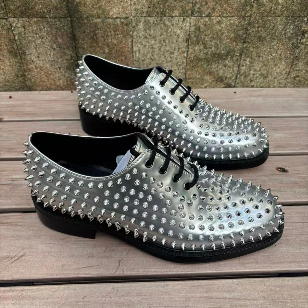 Tacones bajos gruesos, mocasines de charol plateado con decoración de uñas completas a la moda para hombre, punta redonda, suela roja con cordones, zapatos individuales para hombre