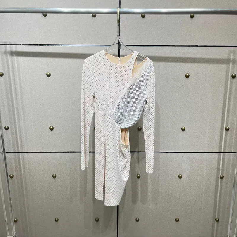 Vestido de renda patchwork com strass, ombro de fora, recorte, cintura, emagrecimento irregular e vestido que abraça o corpo