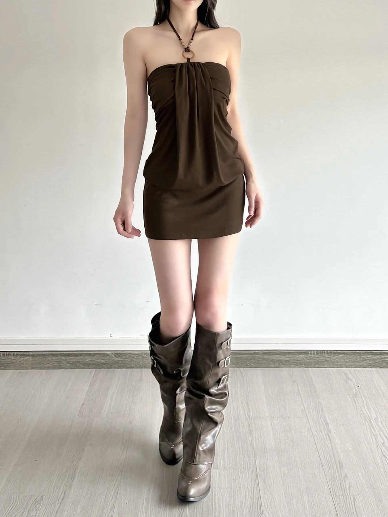 Estilo de férias pendurado pescoço plissado sem alças design cintura cinching emagrecimento sexy picante menina envoltório quadril vestido em camadas