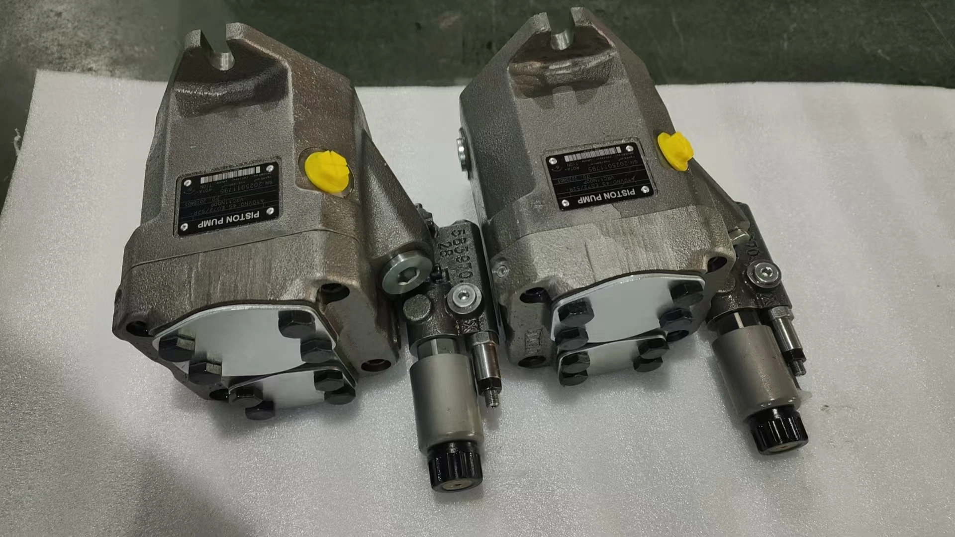 Pompa Piston Aksial Seri A10FM R902490715 A10FM58 /52R-VCC10N002 Pompa Piston Hidrolik A10FM37/52W-VCC10N000D